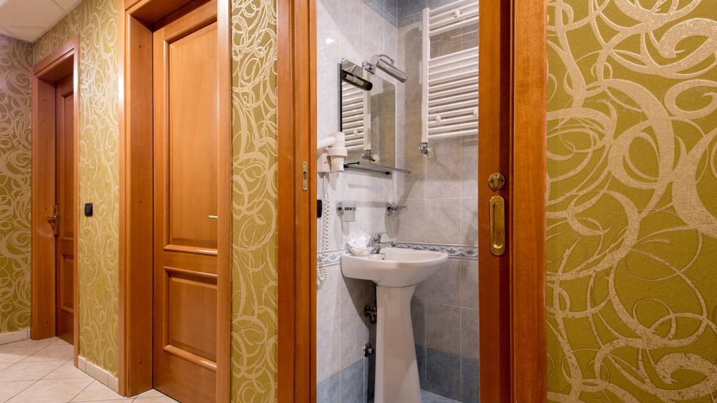 Single Room Private External Bathroom