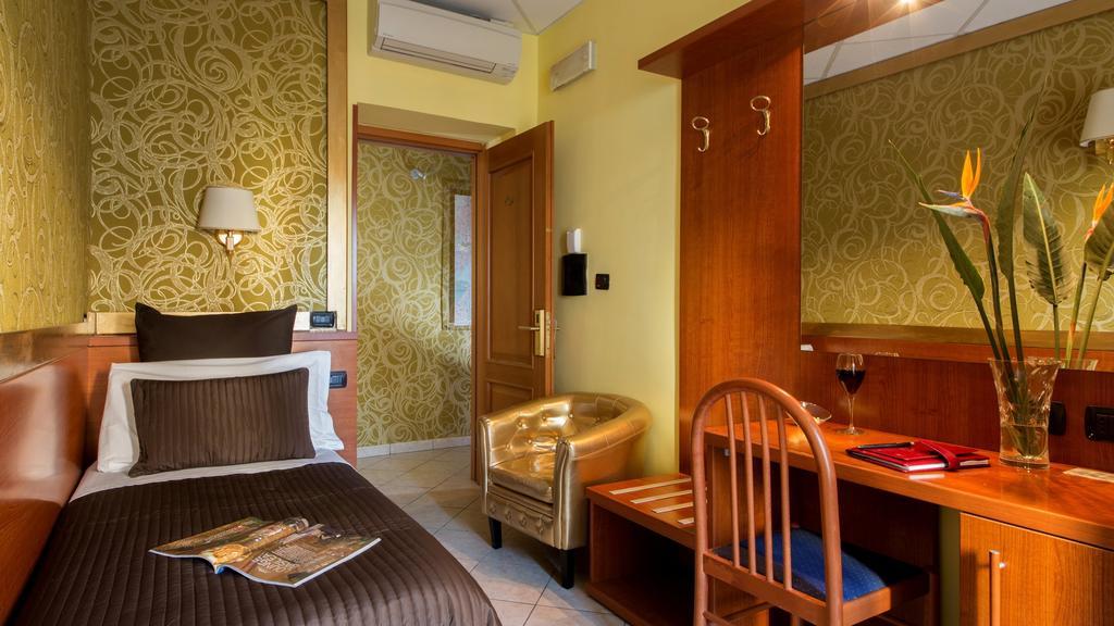 Single Room Private External Bathroom